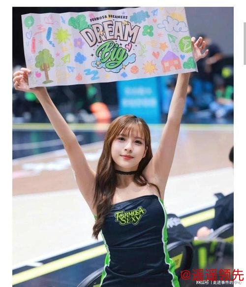 球场边最强“元气发电机”，MOMO一个笑容让看台瞬间沸腾