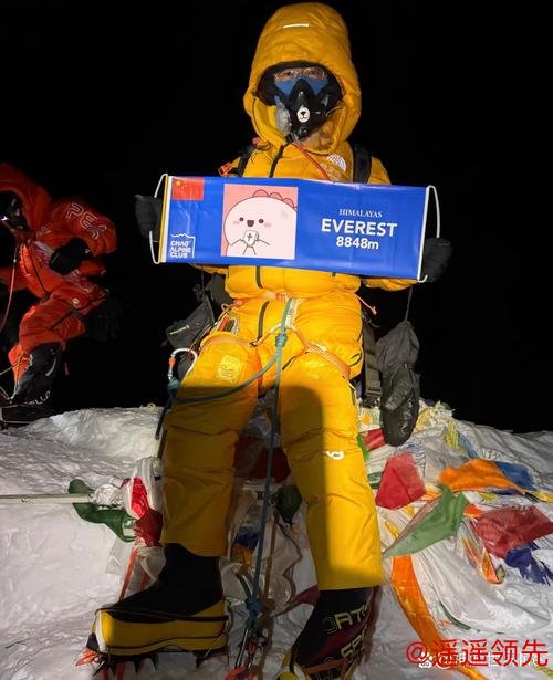 球场边最强“元气发电机”，MOMO一个笑容让看台瞬间沸腾